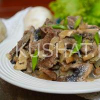 Beef stew with mushrooms Recipe for beef in a frying pan with champignons