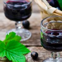 Recipe for making blackcurrant liqueur at home Frozen currant liqueur