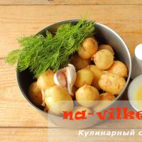 Fried potatoes with garlic Fried potatoes with garlic in a frying pan recipe
